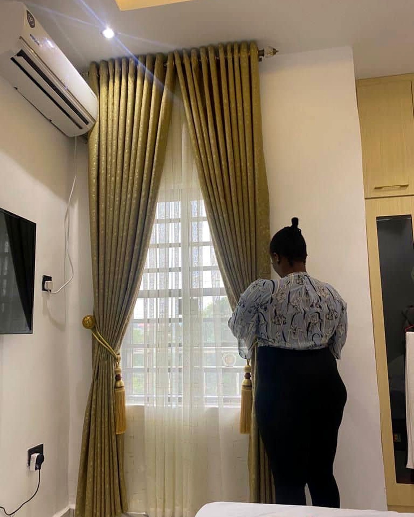 Gold drapes with tasselled tiebacks